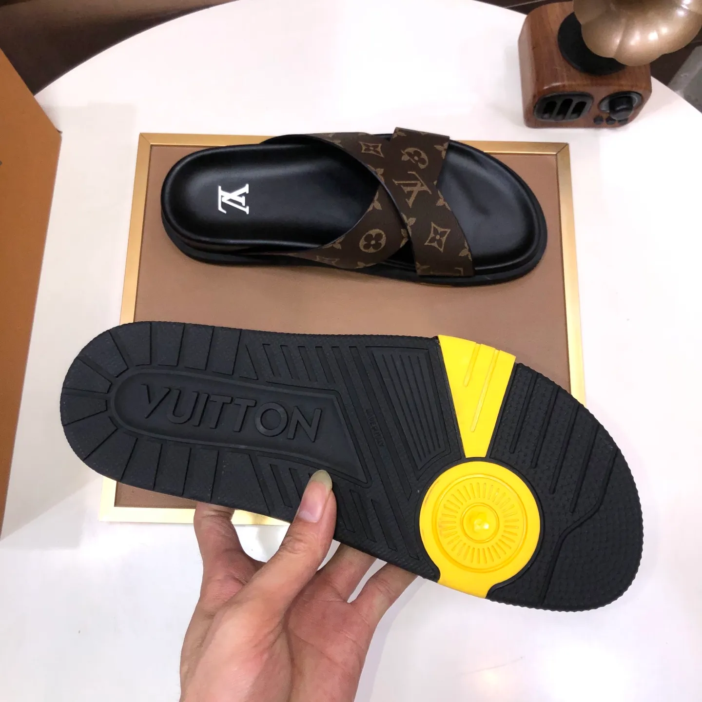 Men's shoes 💰400💰 [Louis Vuitton LV slippers] (high-end cowhide) counter 1:1 fashion style, a must-have for summer! The designer used LV’s iconic outsole. The original simple slippers instantly become fashionable! The upper is made of flexible special cowhide leather straps alternately, and the workmanship is exquisite! A must-have for stylish men in summer, size 38-45 (45 customized)